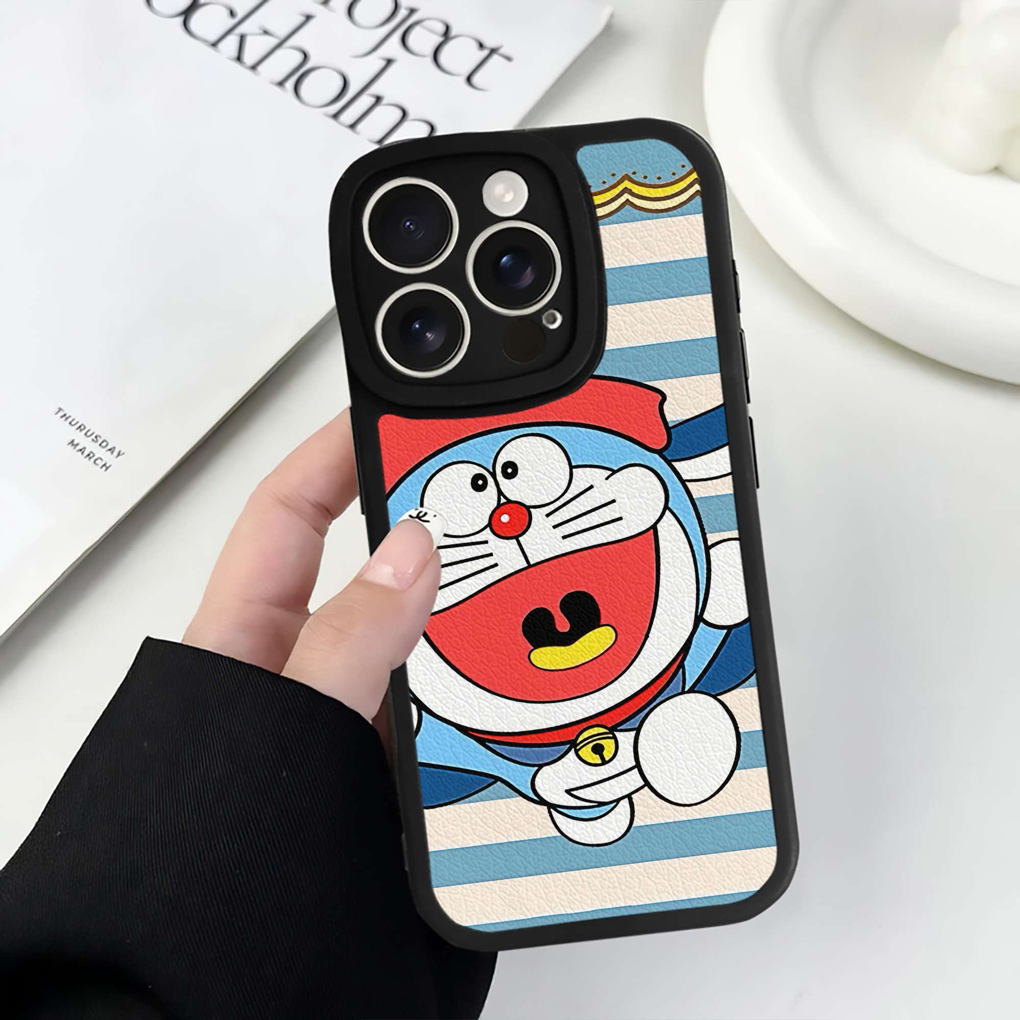 （画像用） ドラえもん Doraemon 【iPhone 16シリーズ対応】シリコンスマホケース（レザー調） 材質：シリコン